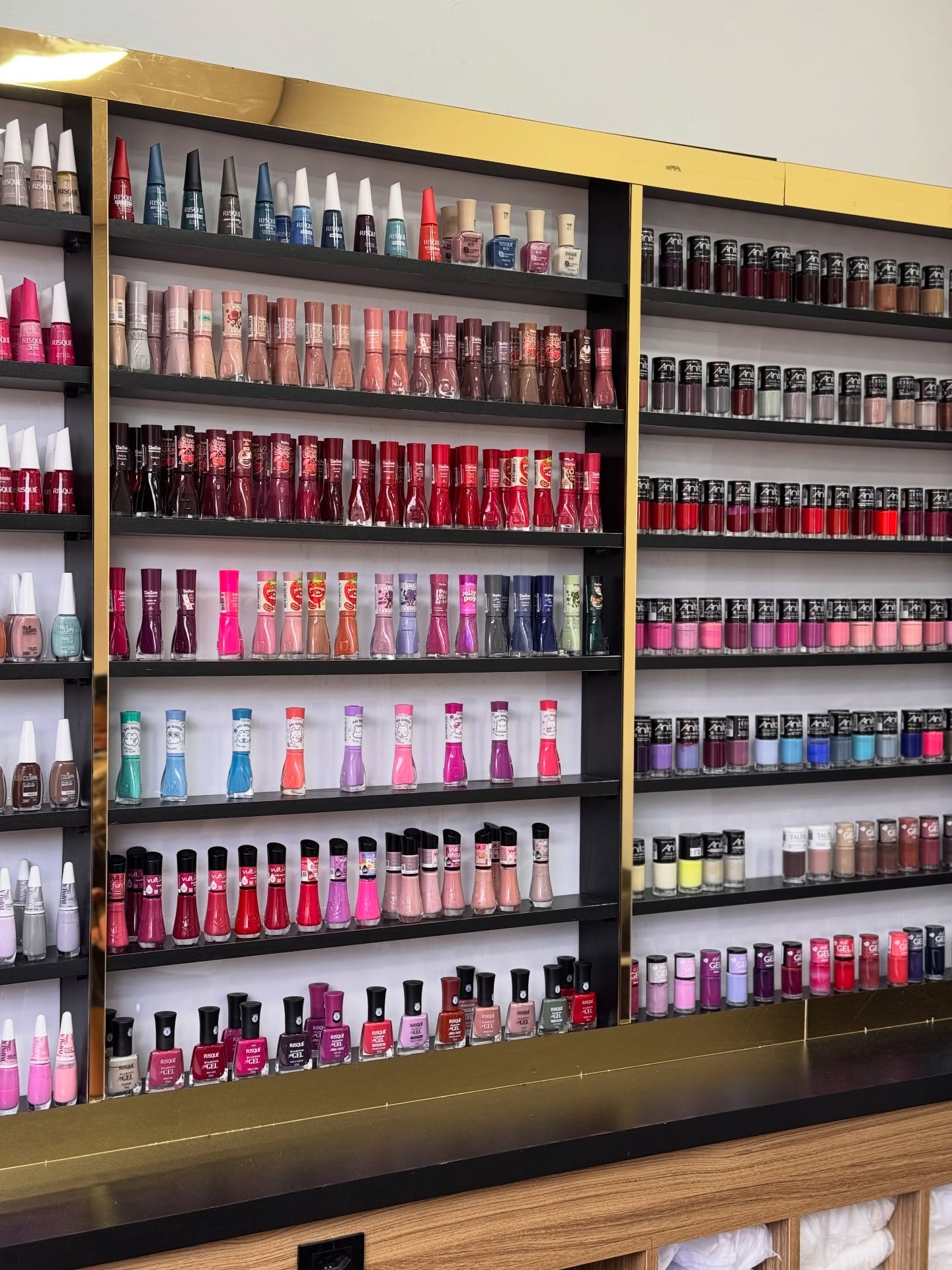 Detalhe de atendimento de beleza com acabamento impecável